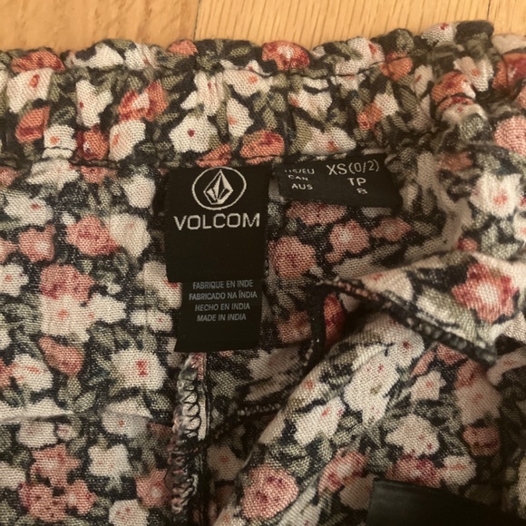 XS Volcom flowery shorts - Picture 3 of 4